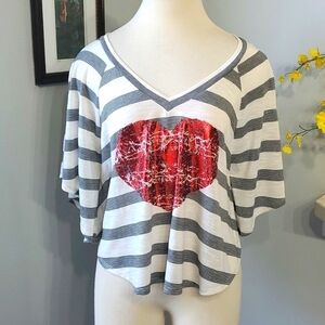 WEAVERS TOP, BLACK/CREAM WITH RED HEART. SIZE SMALL. NWT